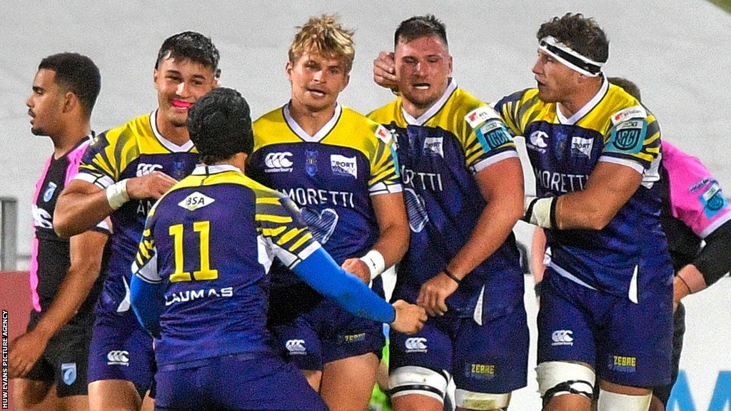 Zebre celebrate try against Cardiff