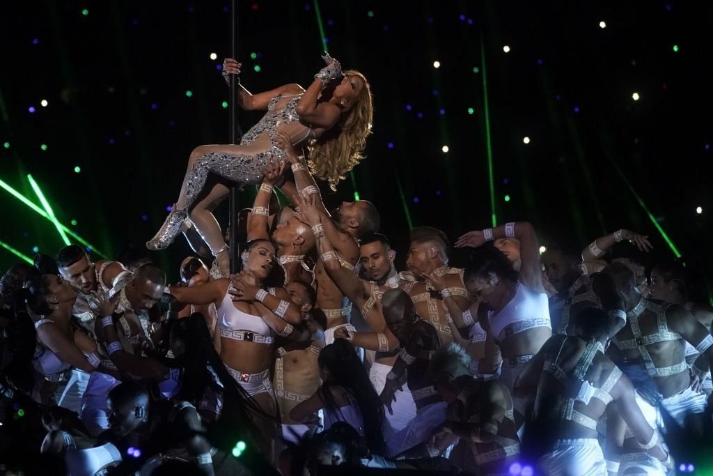 Jennifer Lopez and Shakira sparkle at the Super Bowl - BBC News