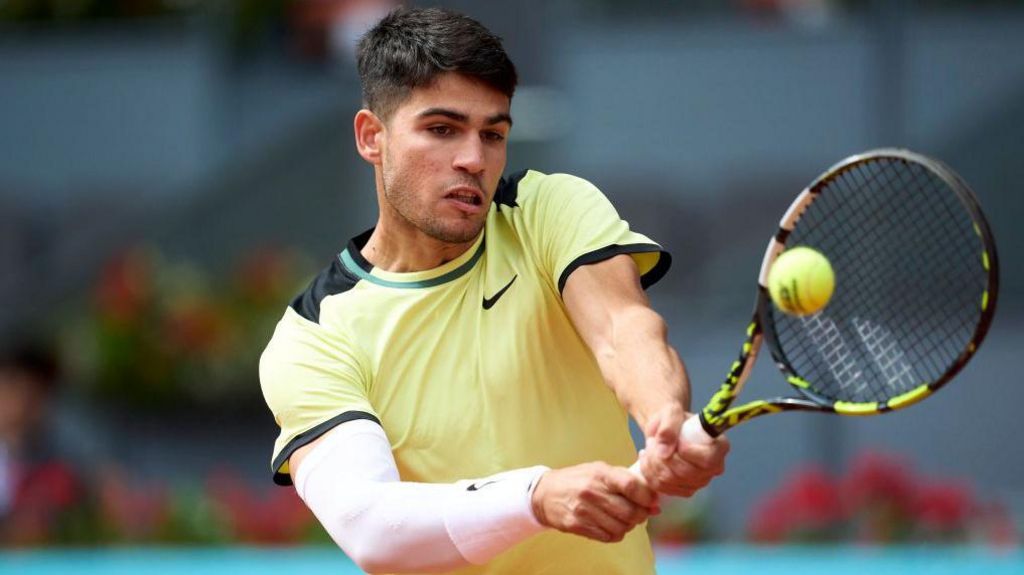 Madrid Open: Carlos Alcaraz wins opener but Jack Draper goes out - BBC Sport