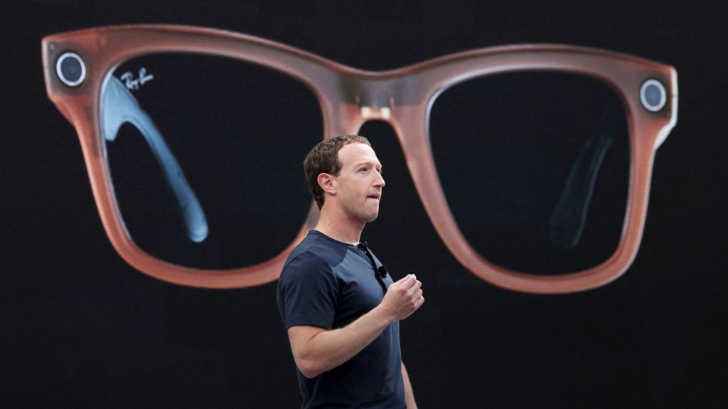 BBC 採訪中的 Meta Ray-Ban 使用者 Mark Smith 配戴智慧眼鏡｜來源：Mark Smith / BBC News