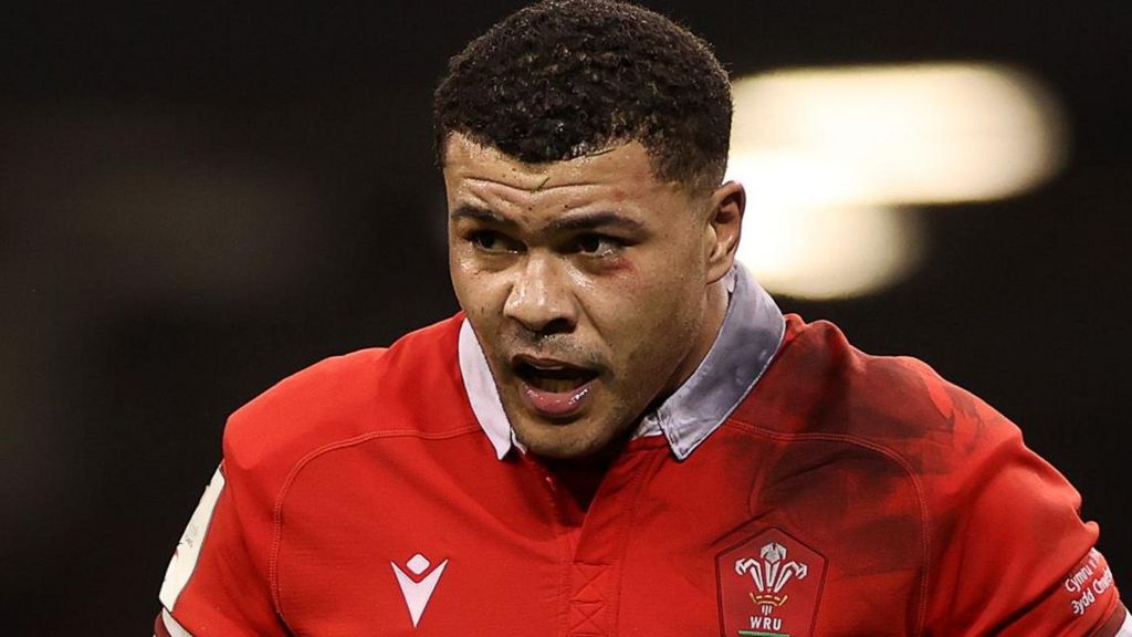 Leon Brown: Dragons hope to keep Wales prop at Rodney Parade - BBC Sport