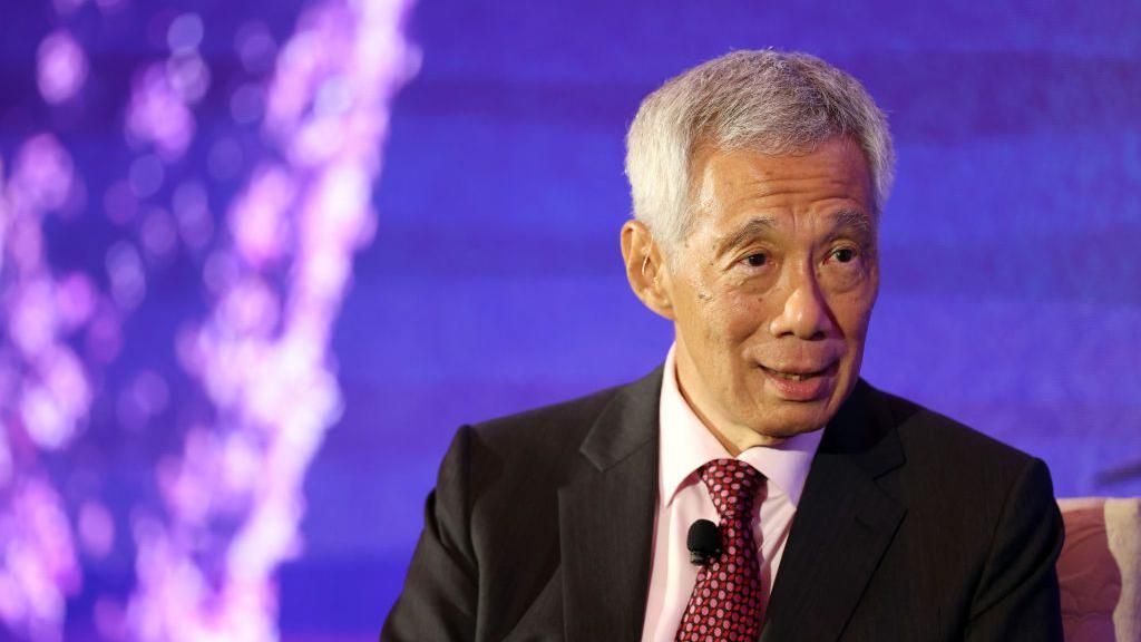 Lee Hsien Loong: End of era as Singapore PM hands reins to Lawrence ...