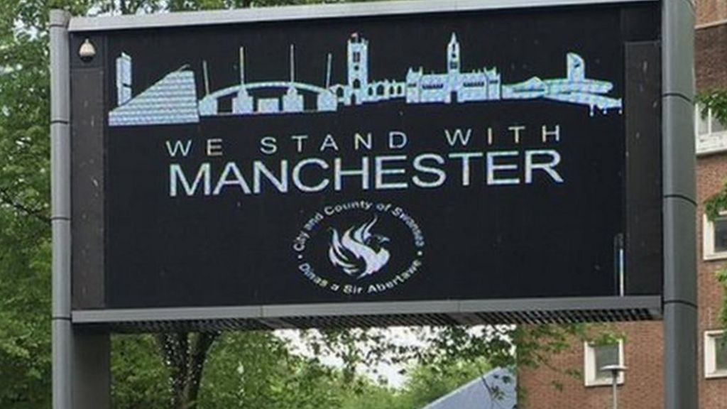 Manchester attack: Vigils across Wales for victims - BBC News