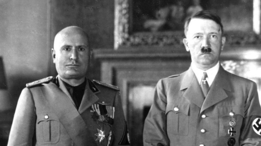 Benito Mussolini e Adolf Hitler lado a lado