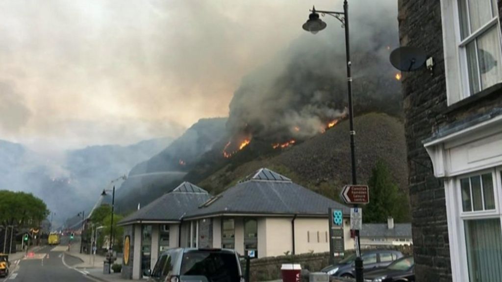 Criwiau'n taclo tân Blaenau Ffestiniog BBC Cymru Fyw