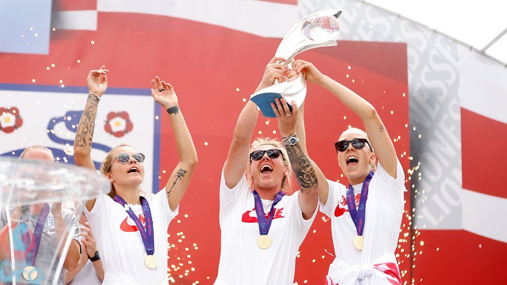 Rachel Daly, Millie Bright and Ellie Roebuck of England celebrate with the UEFA Women’s EURO 2022 Trophy