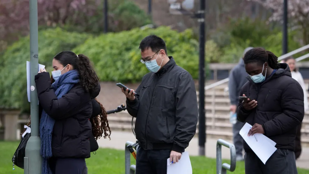 Se confirman más casos de meningitis en el brote mortal.