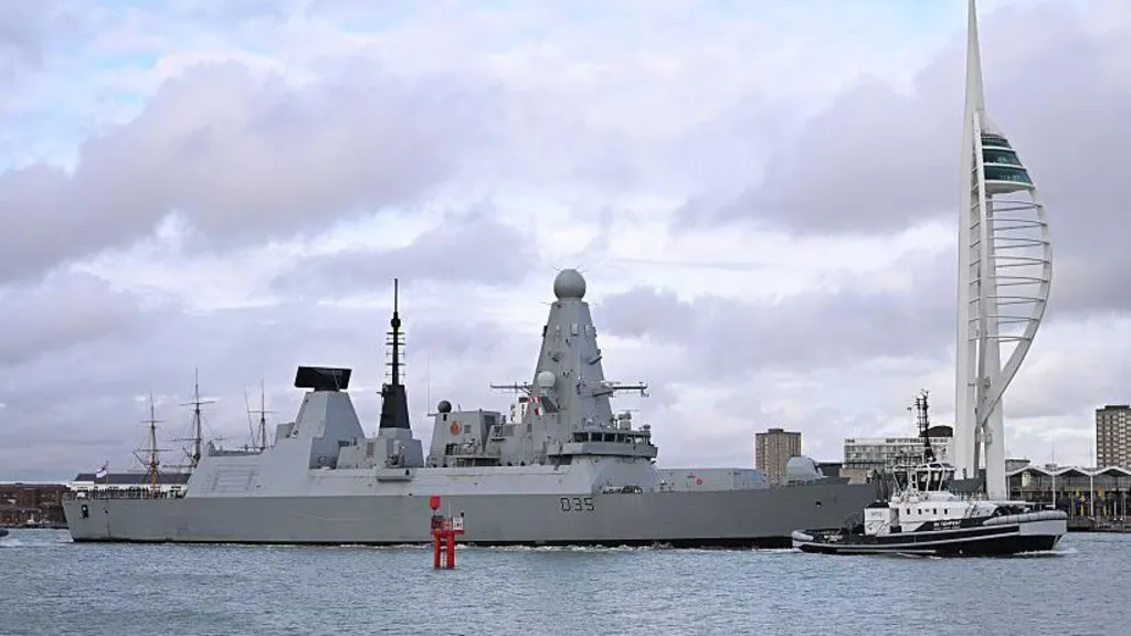 HMS Dragon docks after minor technical issue