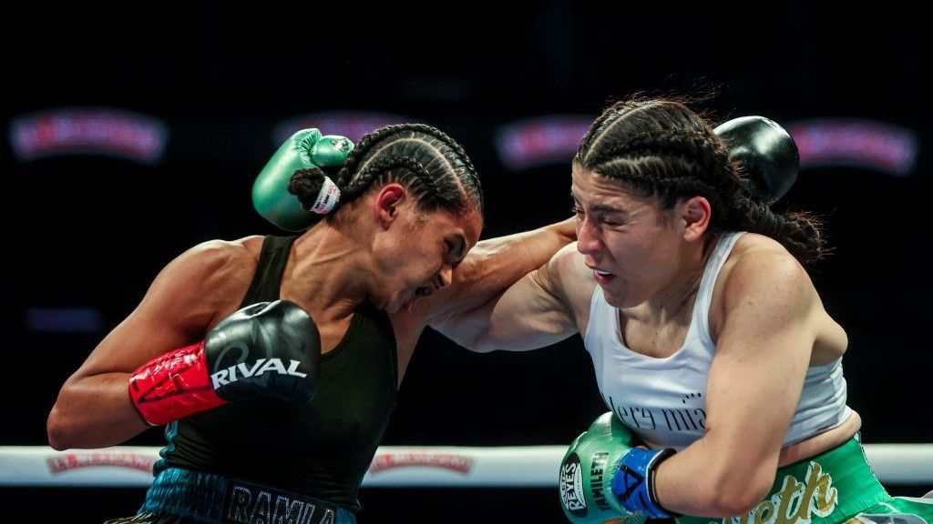 Ramla Ali and Yamileth Mercado trading punches