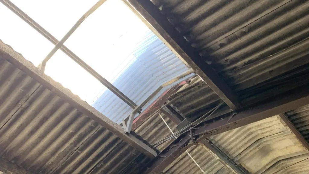 Un hombre se cayó a través del techo de una granja mientras realizaba trabajos sin seguro.