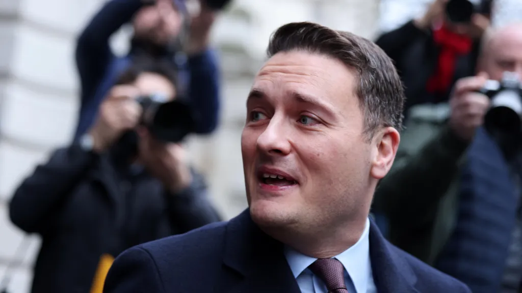 Wes Streeting arriving for Cabinet meeting surrounded by photographers