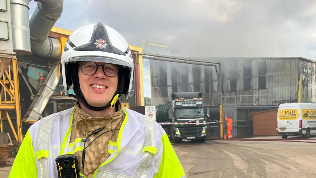 Los bomberos combaten un incendio en un centro de procesamiento de residuos.