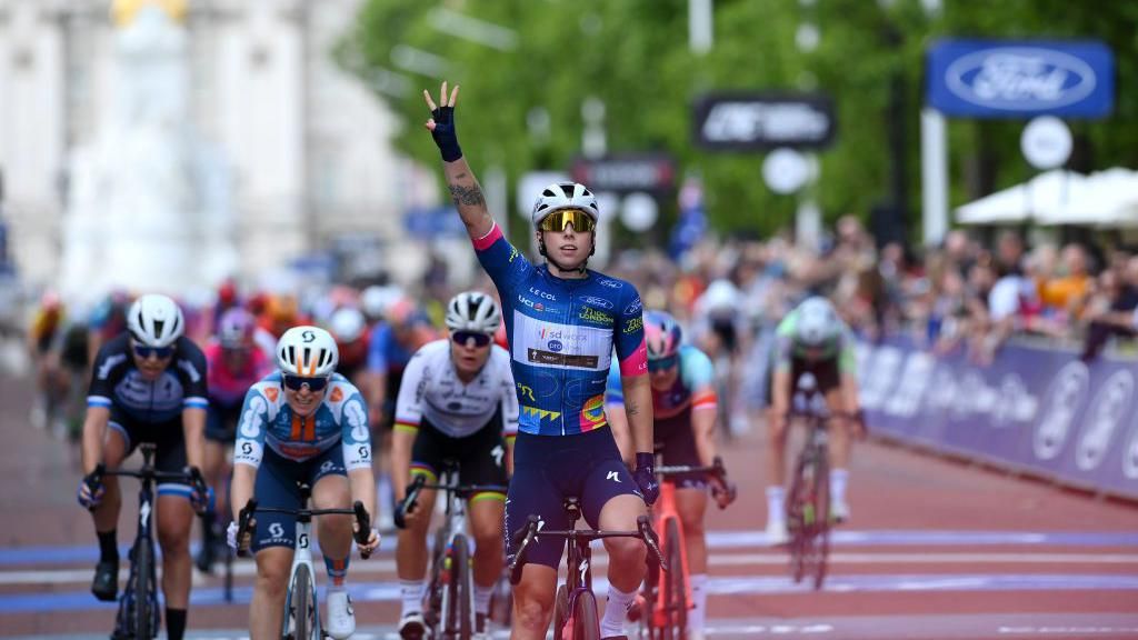  Lorena Wiebes holds three fingers up as she wins