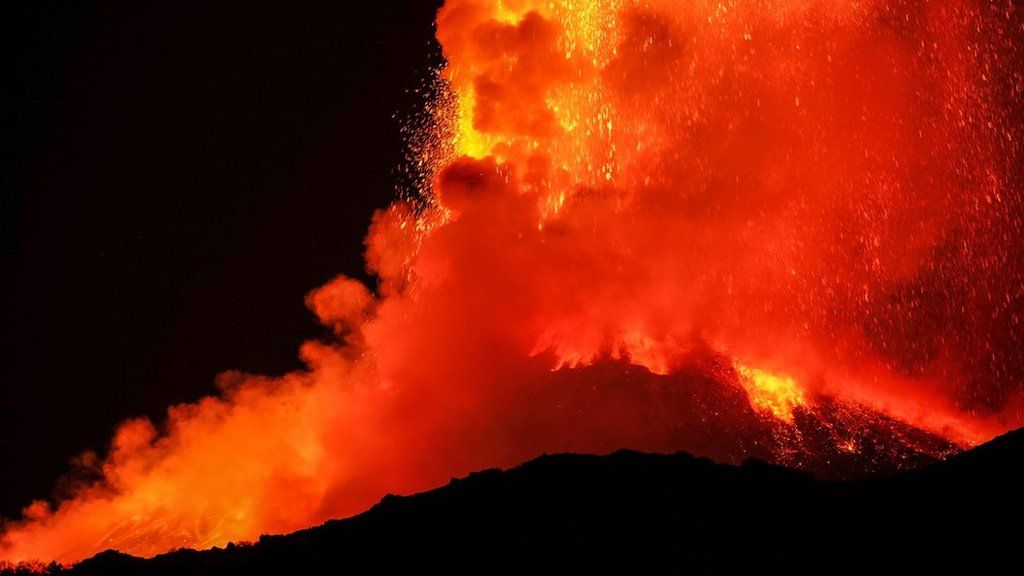 In Pictures: Mount Etna eruption lights up Sicily's night sky - BBC News