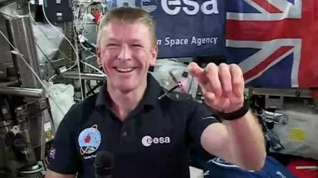 Tim Peake's demos a spinning top in space BBC Newsround