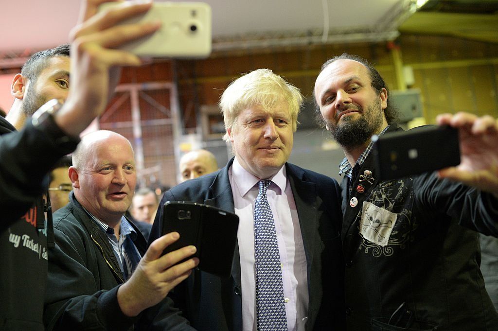 Мэр Лондона и член парламента от консерваторов от Аксбриджа и Южного Руислипа Борис Джонсон позирует для фотографий после обращения к участникам кампании в Манчестере, 15 апреля 2016 г.