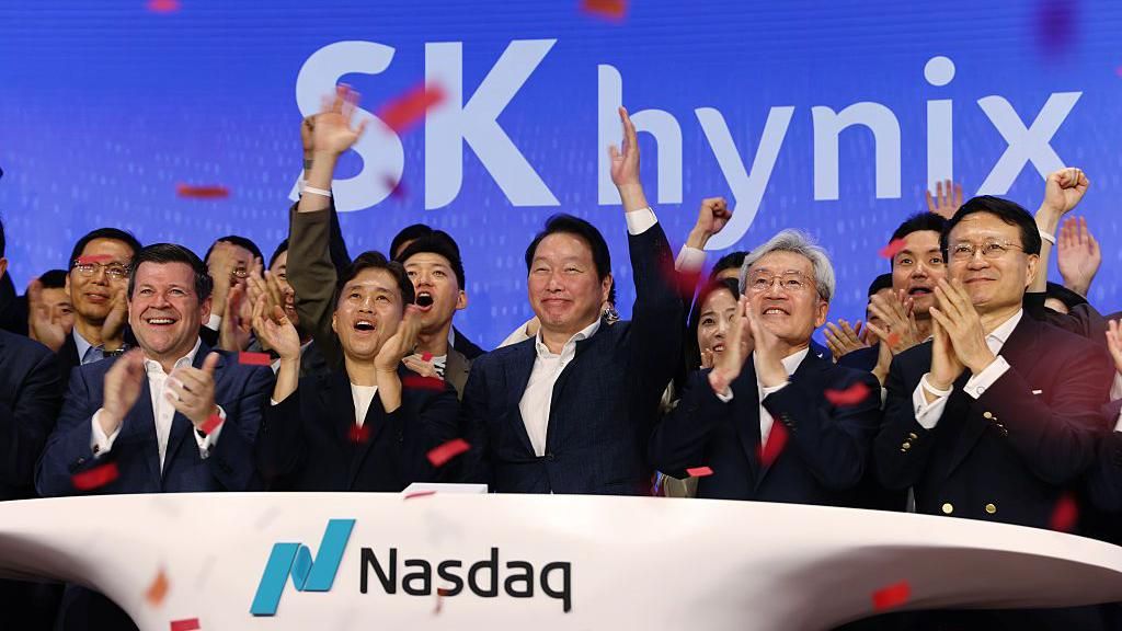 Chey Tae-won, chairman of SK Group, center, and Kwak Noh-jung, president and CEO of SK Hynix Inc., center left, ring the opening bell during the company's IPO at the Nasdaq in New York, US, on Friday, July 10, 2026.