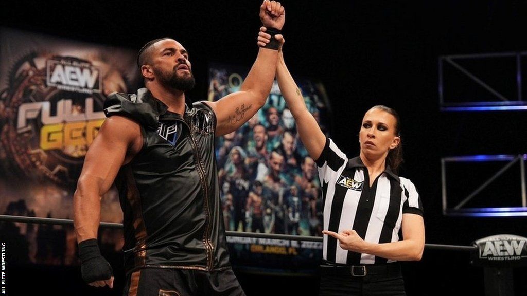 Anthony Ogogo: Boxer turned wrestler on AEW Wembley show - BBC News