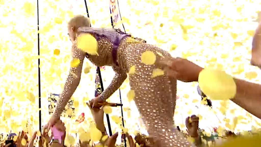 Katy Perry crowdsurfs