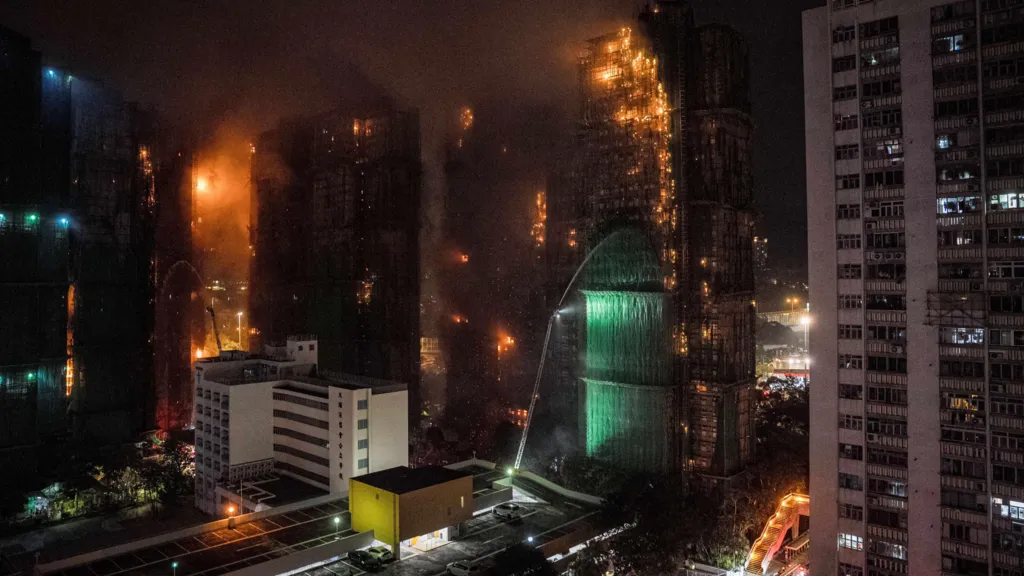 «Se me rompe el corazón cada vez que me llaman héroe», afirma un superviviente del incendio de Hong Kong.