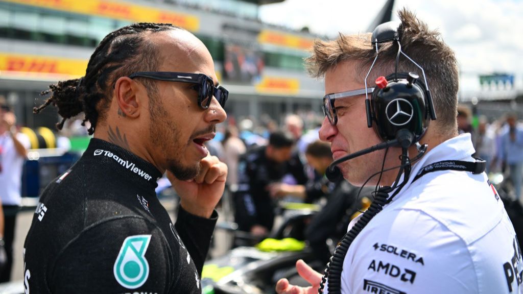 Lewis Hamilton and Pete Bonnington chat on the grid 