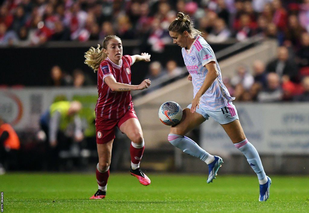 Vivianne Miedema controls the ball next to Megan Connolly