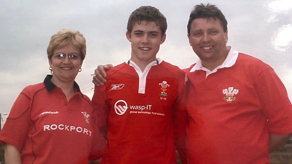 Leigh Halfpenny with his mother Estelle and father Steve