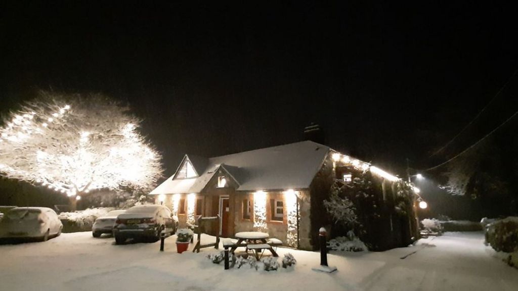 Eira yn effeithio amodau gyrru mewn rhannau o Gymru