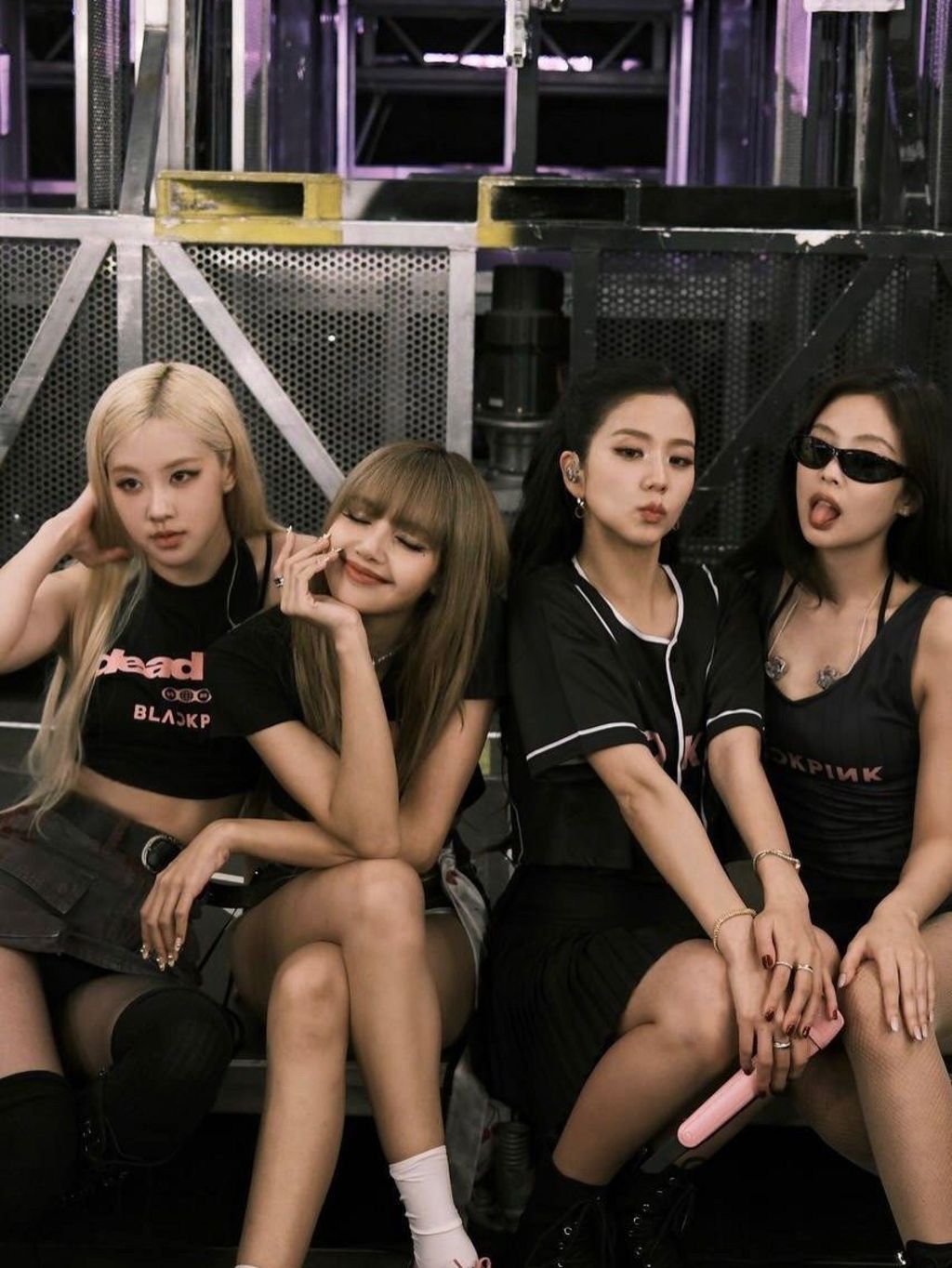 Candid photo of Blackpink backstage on the Deadline world tour