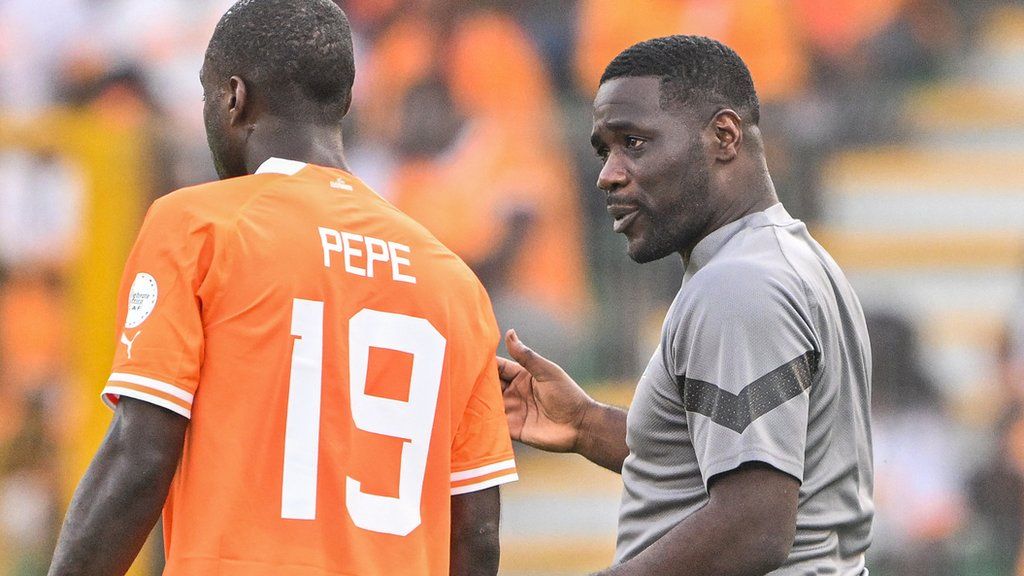Emerse Fae speaks to Nicolas Pepe during the 2023 Africa Cup of Nations