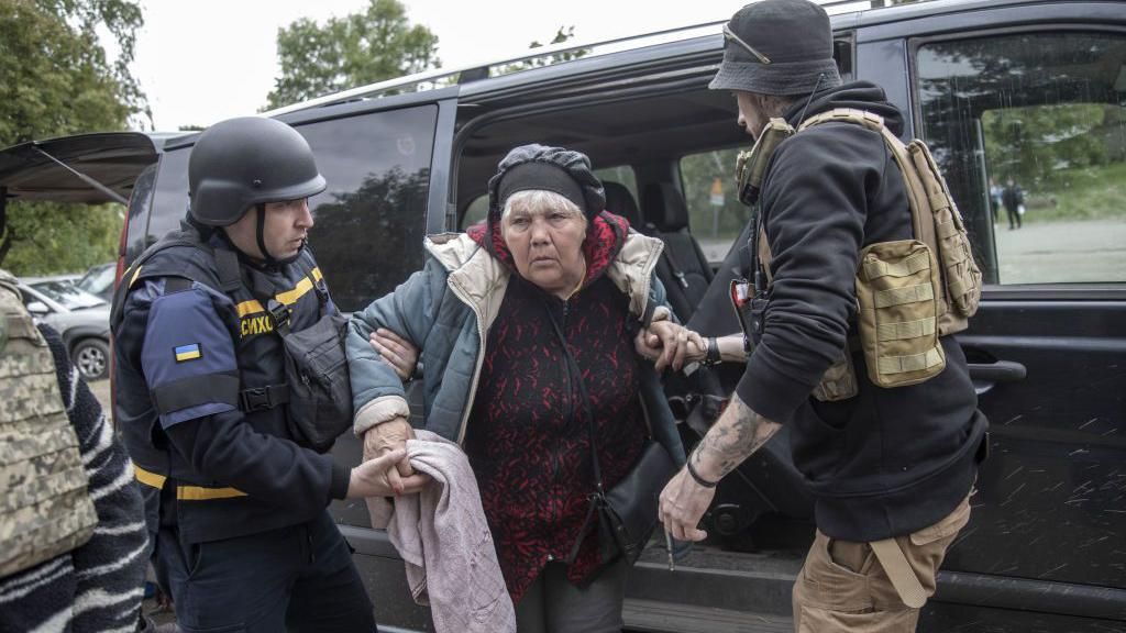 Ukrainians evacuate civilians from Vovchansk
