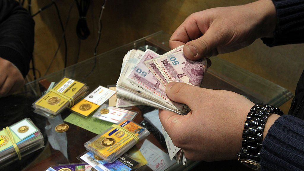 Man counts Iranian banknotes