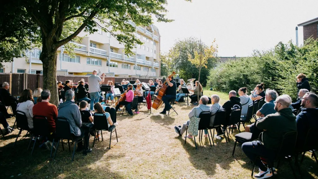 Una orquesta de treinta músicos realizará una gira por las fincas de la ciudad.
