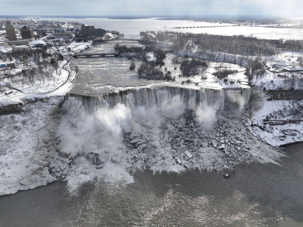 Вид с воздуха на частично замерзший Ниагарский водопад на границе с Канадой