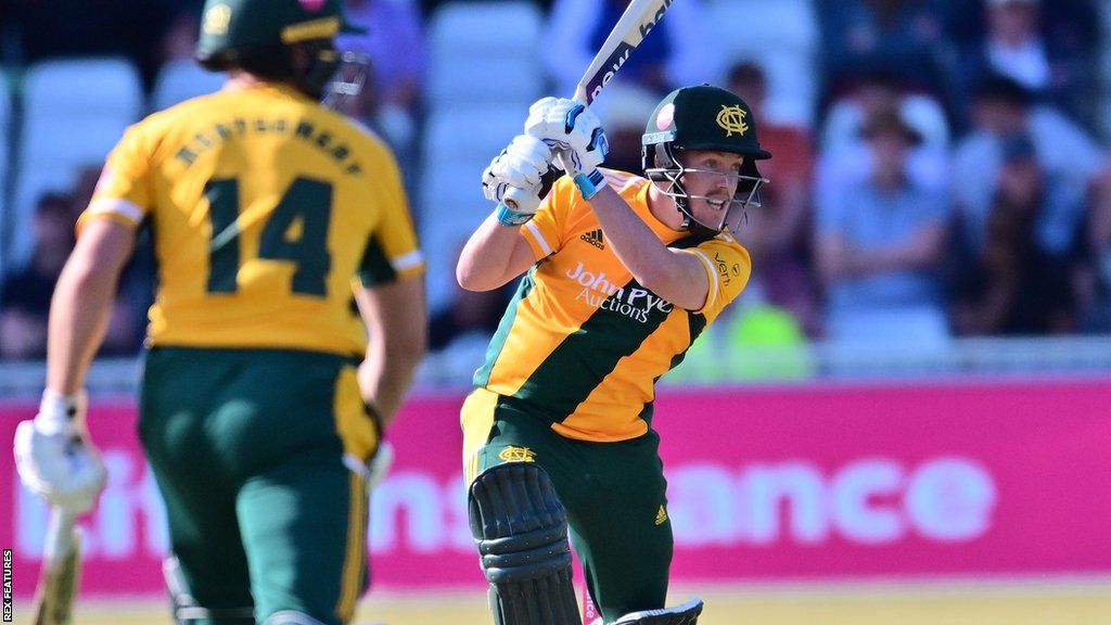 Tom Moores batting for Notts Outlaws