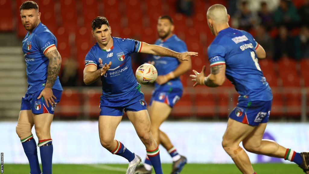 Dean Parata (centre) playing for Italy at the Rugby League World Cup