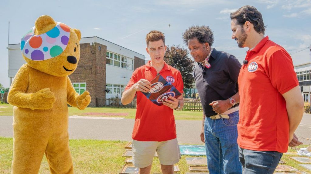 Pudsey with three contestants on Bargain Hunt