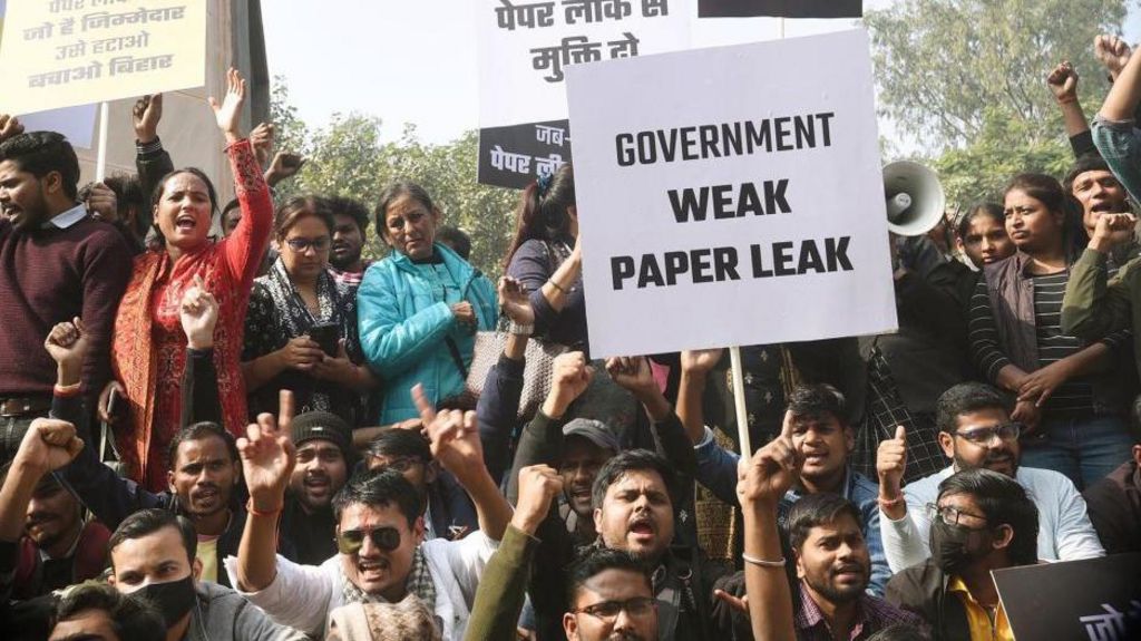 : BPSC candidates demonstrating during their mass dharna for demanding re-exam in front of statue of Mahatma Gandhi at Gandhi Maidan on December 29, 2024 in Patna, India. (Photo by Santosh Kumar/Hindustan Times via Getty Images)