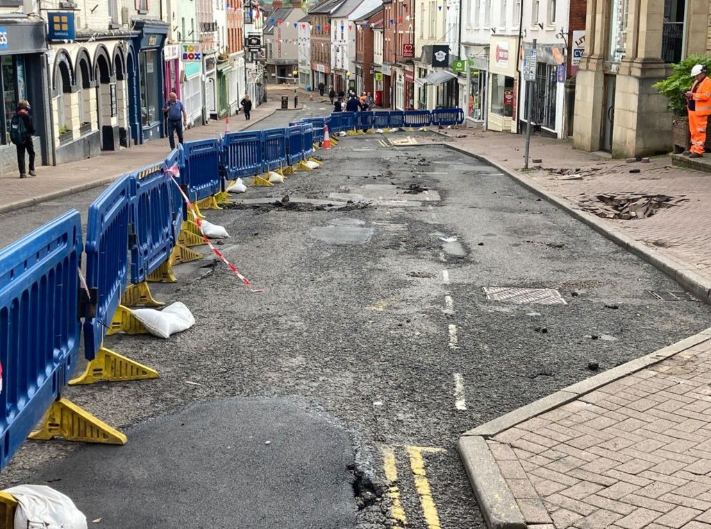 Ross-on-Wye flooding rips up road and pavement - BBC News