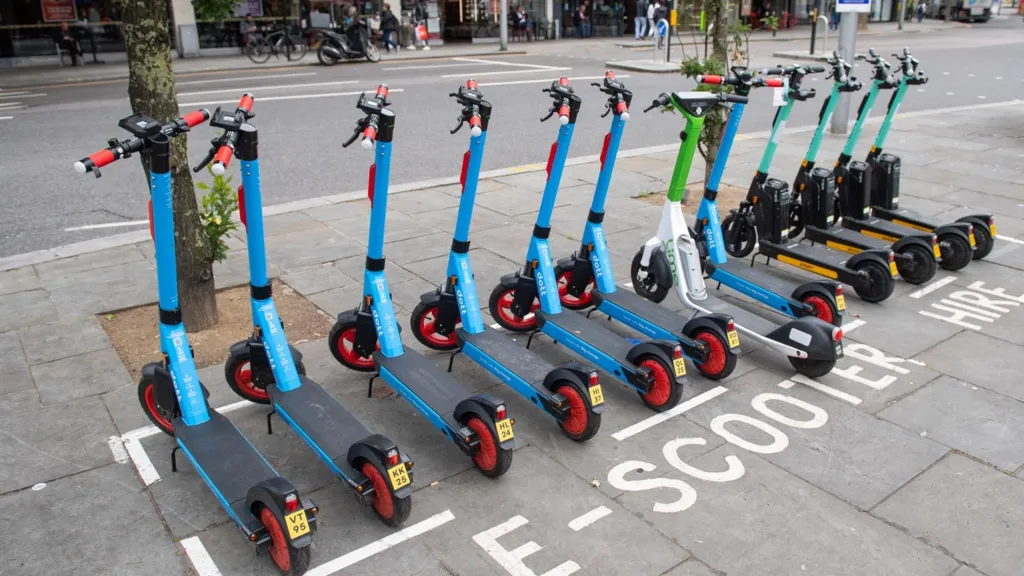 Los patinetes eléctricos son una «amenaza» para los ciegos, afirma un activista.