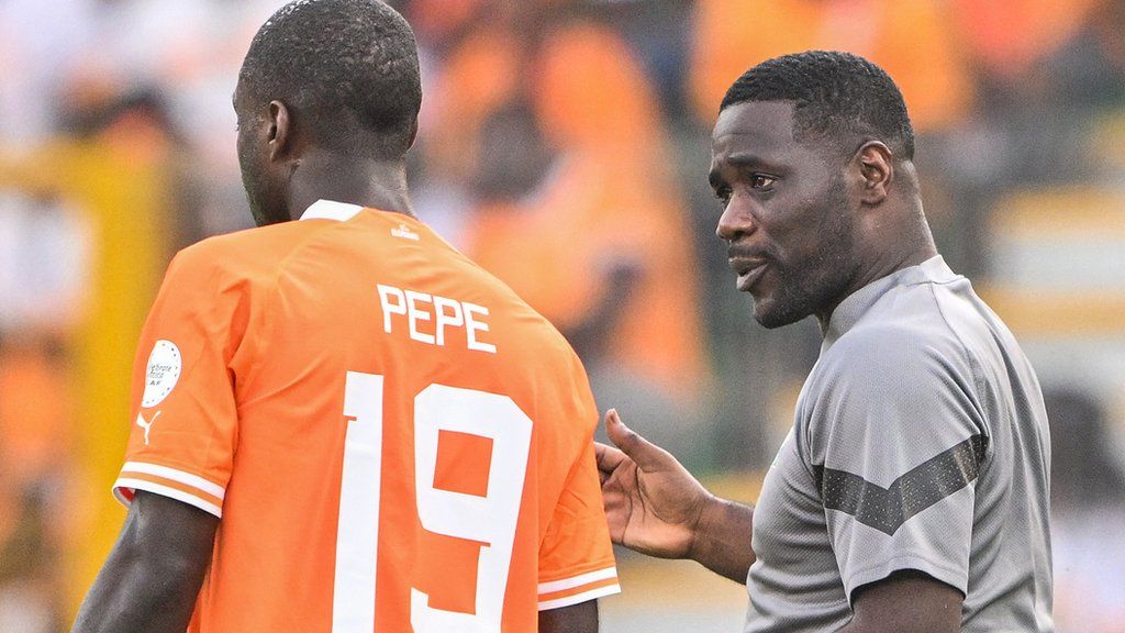 Ivory Coast coach Emerse Fae instructs Nicolas Pepe during a game at the 2023 Africa Cup of Nations