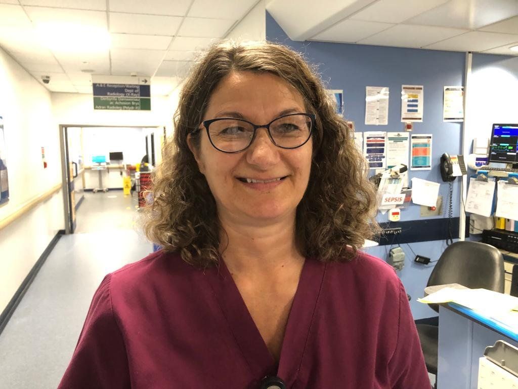 La doctora Amanda Farrow en el servicio de urgencias del hospital Royal Glamorgan