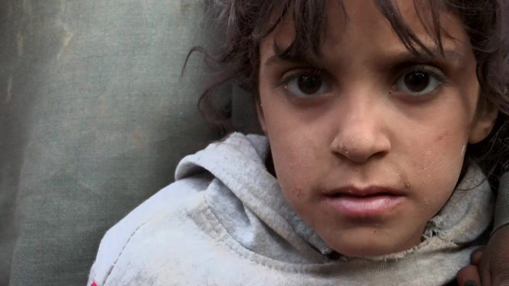 Displaced girl in Deir al-Zour