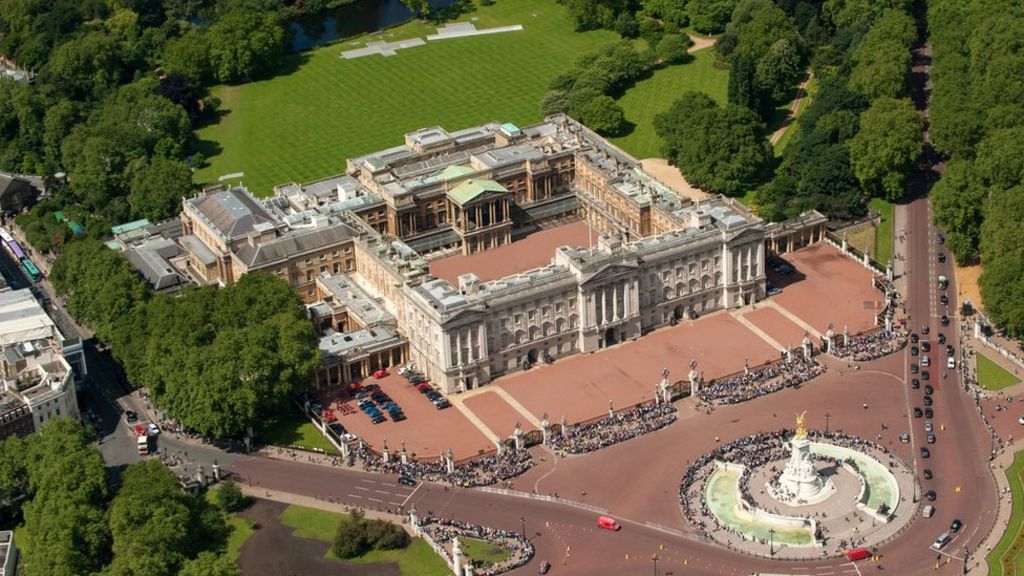 Man Held After Climbing Buckingham Palace Fence c News