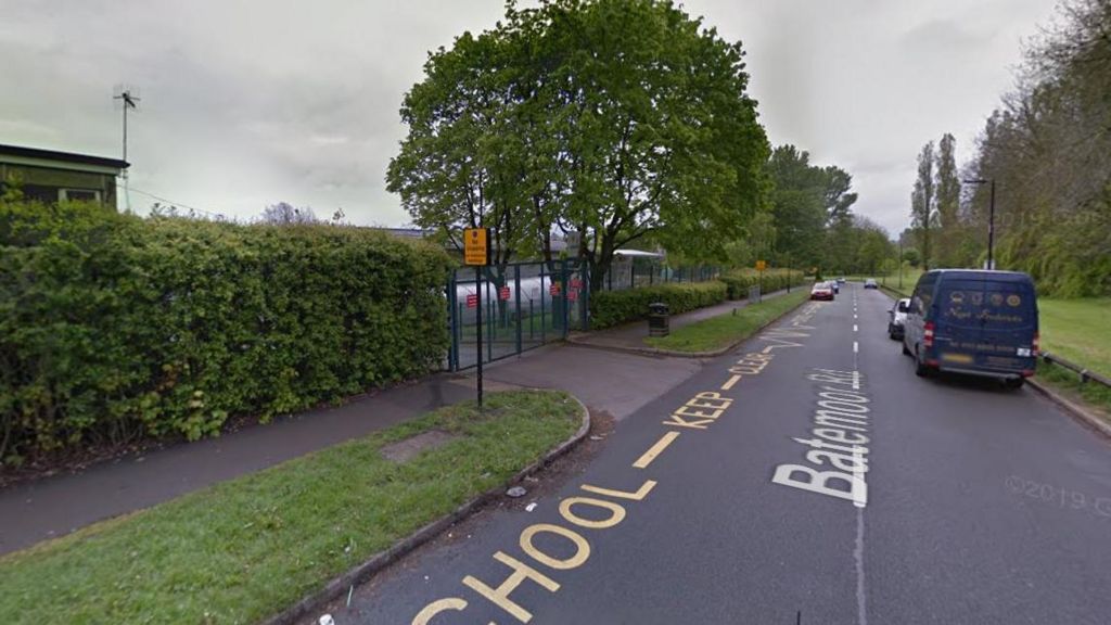 Men 'offer to buy daughter' from Sheffield mother on school run - BBC News