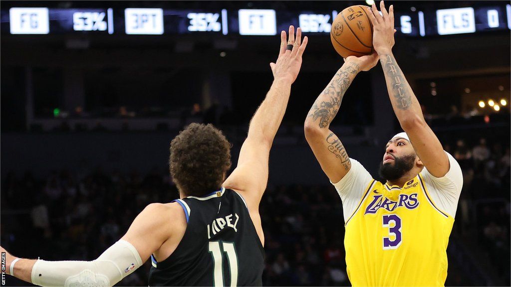 Anthony Davis goes for a shot