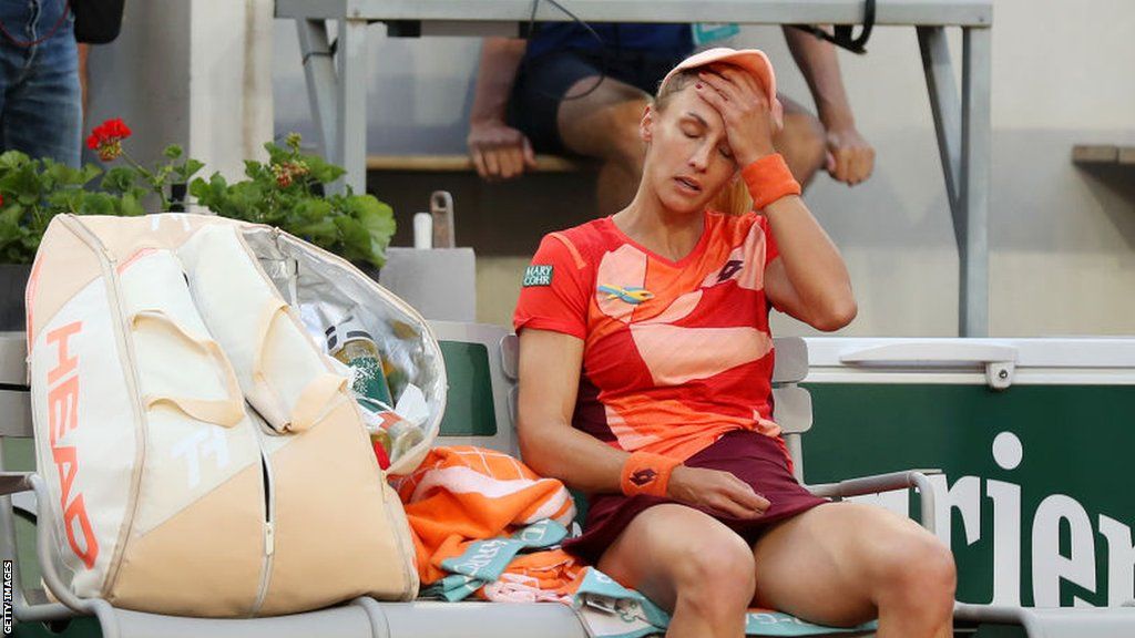 Lesia Tsurenko looks ill during her French Open match against Iga Swiatek