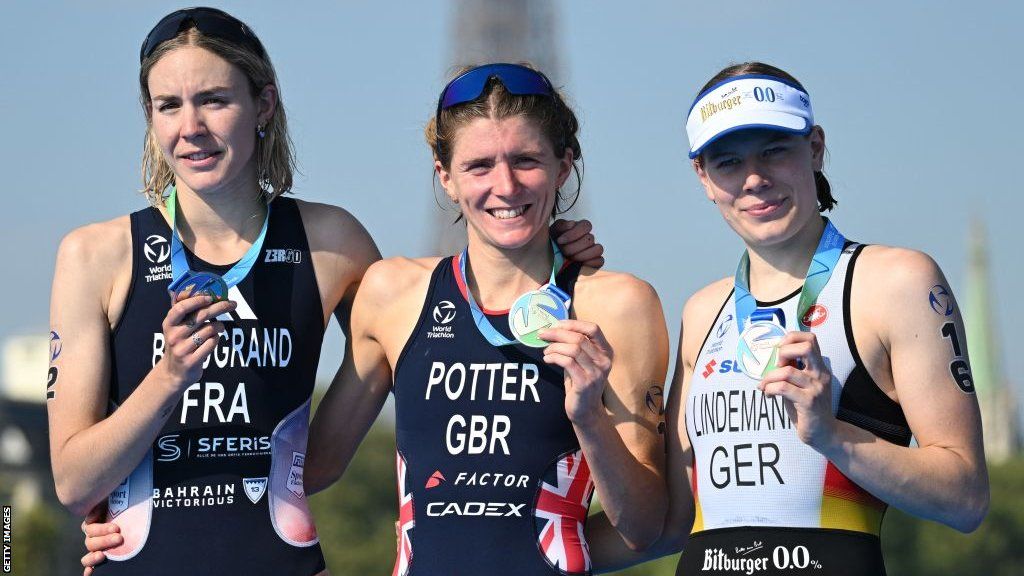 Beth Potter (centre) with silver medallist Cassandre Beaugrand and bronze medallist Laura Lindemann