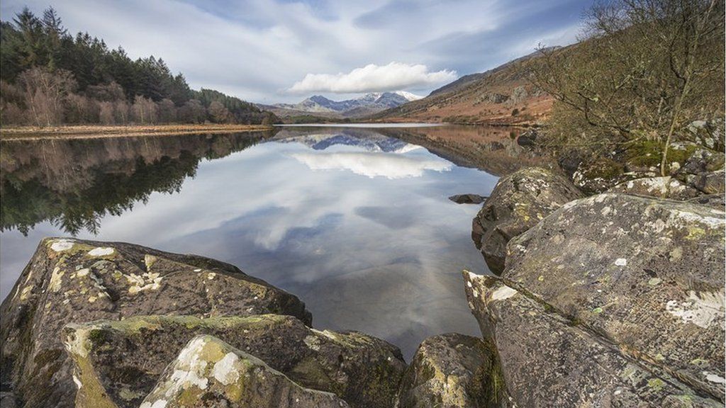 Adlewyrchiadau ar Lyn Mymbyr ger Capel Curig yn Eryri // Reflections on LLyn Mymbyr near Capel Curig in Snowdonia