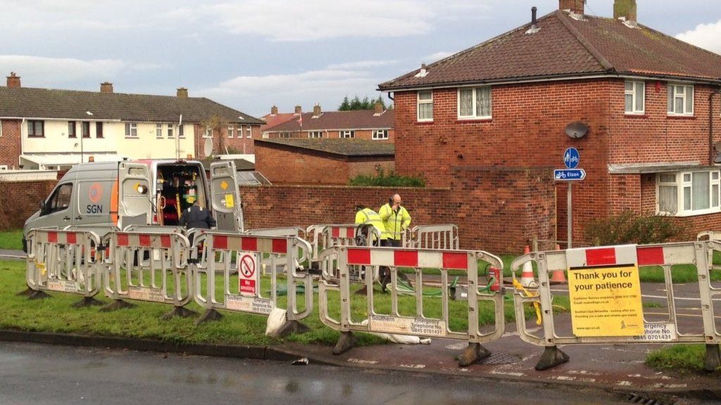 Temporary Fix For Leaking Gosport Gas Main Bbc News